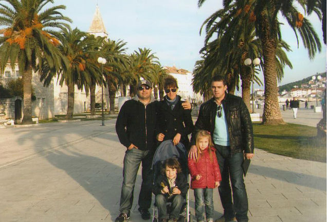 слева - Александр Волков с женой Натальей, справа - Дмитрий Урсал