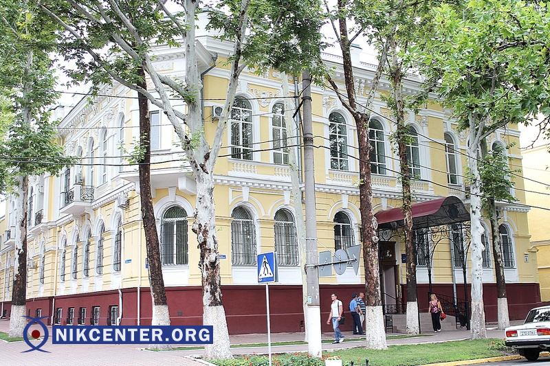 Выкрашенное в "веселый" желтый цвет здание потеряло свой истинный облик