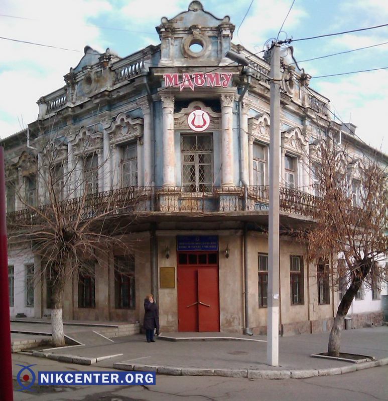 Музучилище - тоже памятник культуры. Но денег на него власть никак не может найти