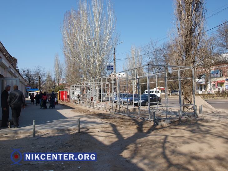 Архитектурный мусор от ЧП "Техбудинвест": угол ул. Новостройной и пр. Октябрьского