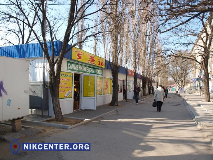 Будки на газопроводе: за полтора года инженерные сети так и перенесли