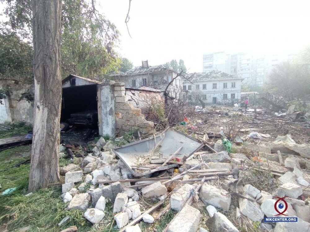 Внаслідок удару зайнялися гаражі