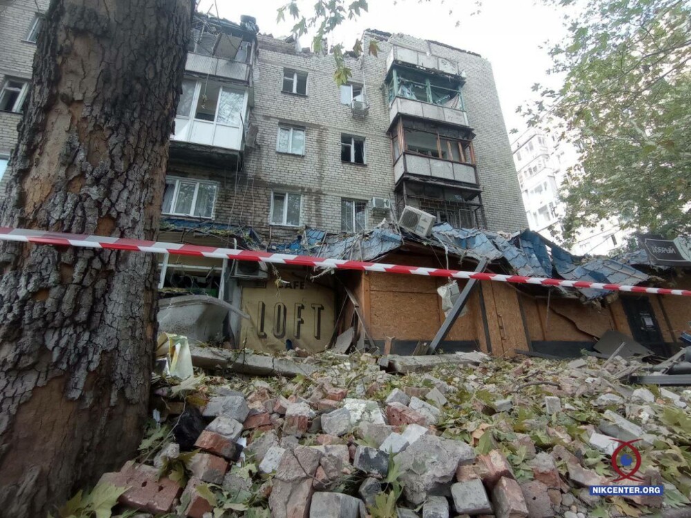 Постраждали і магазини на першому поверсі.