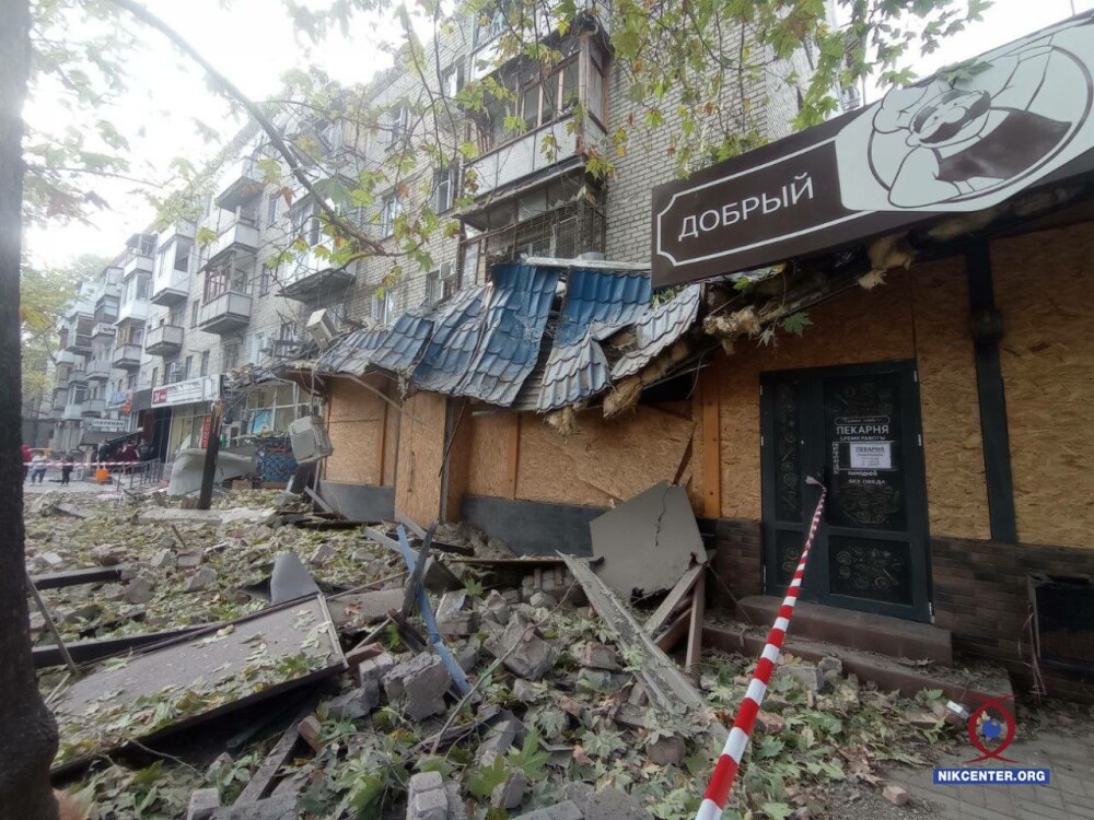 Ракетою зруйновано два поверхи будівлі