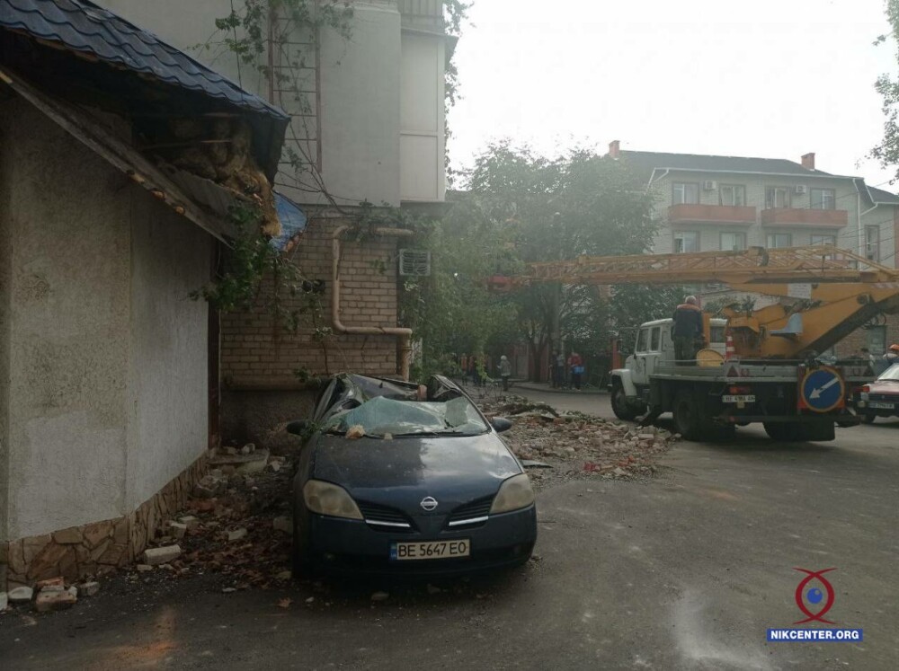 Понівечена автівка внаслідок прильоту