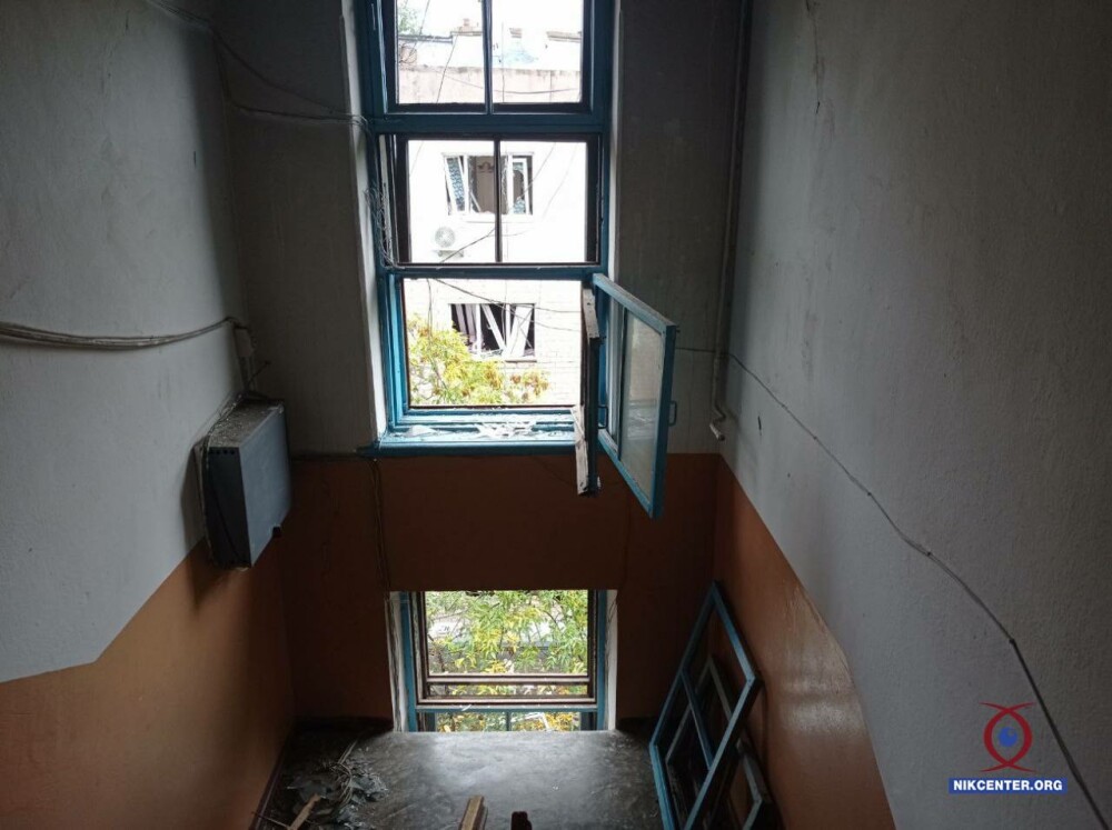 Пошкоджені вікна та двері у будинках