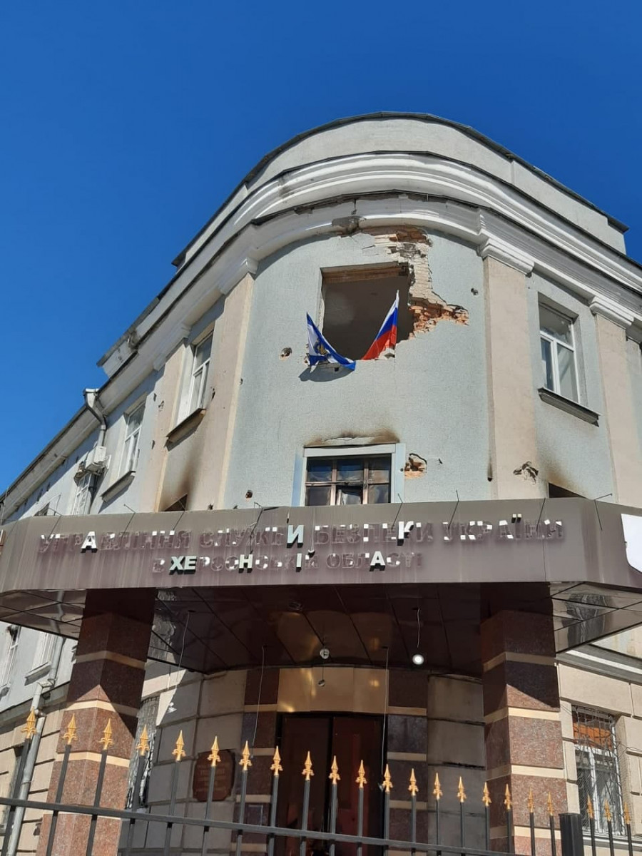 Обстрелянное здание УСБУ в Херсонской области. Все фото - из соцсетей