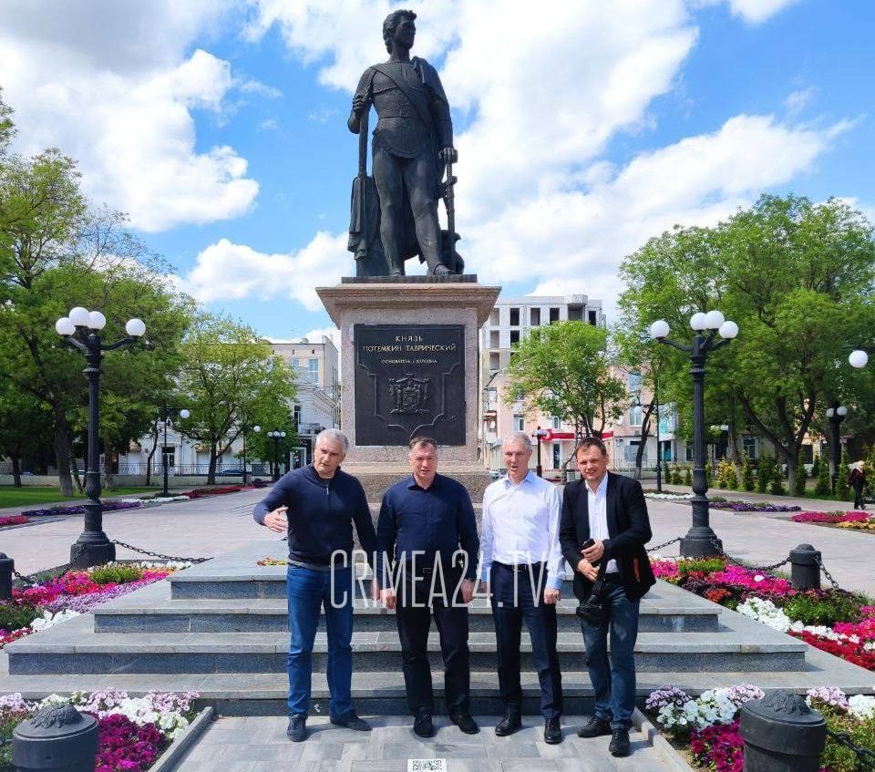 Визитеры и местная оккупационная власть сделали совместное "скрепное" фото на фоне памятника Потемкину.