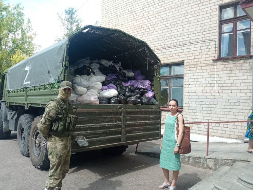 Праздничные пайки от оккупантов для новокаховских медиков. Часть "подарков" - в пакетах, напоминающих мусорные. Такова "дань уважения" оккупантов к медикам Херсонщины.