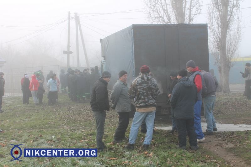 Работяги из Ивано-Франковска, которые и должны возводить АЗС, стояли в сторонке