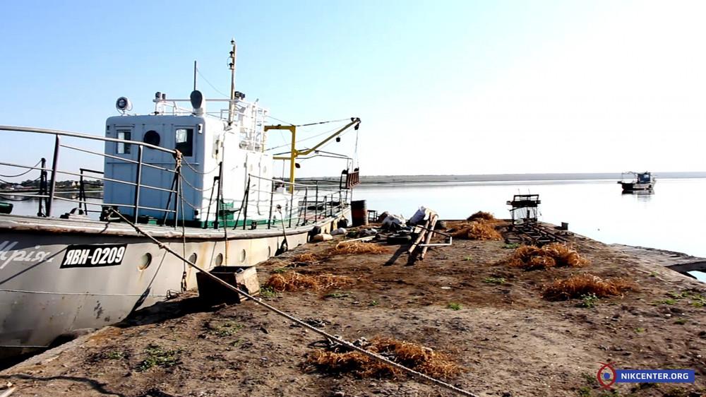 Возле пирса было две рыбацкие фелюги