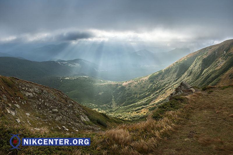 Вид с Говерлы на Карпатский национальный парк. Фото - Дмитрия Балховитина