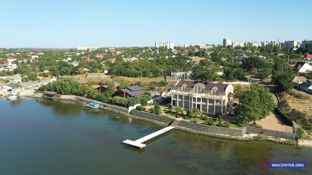 "Дворец" Юрия Антощенко в Корабельном районе. И он, и его соседи также нарушают закон, преградив доступ к лиману