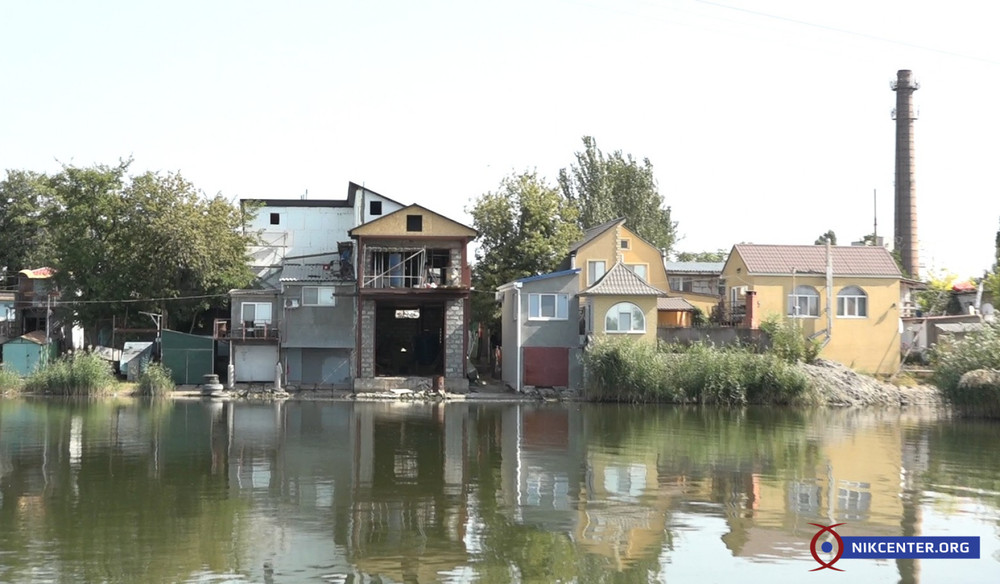 Особняк, который строит Авраменко у самого уреза воды (на фото слева)