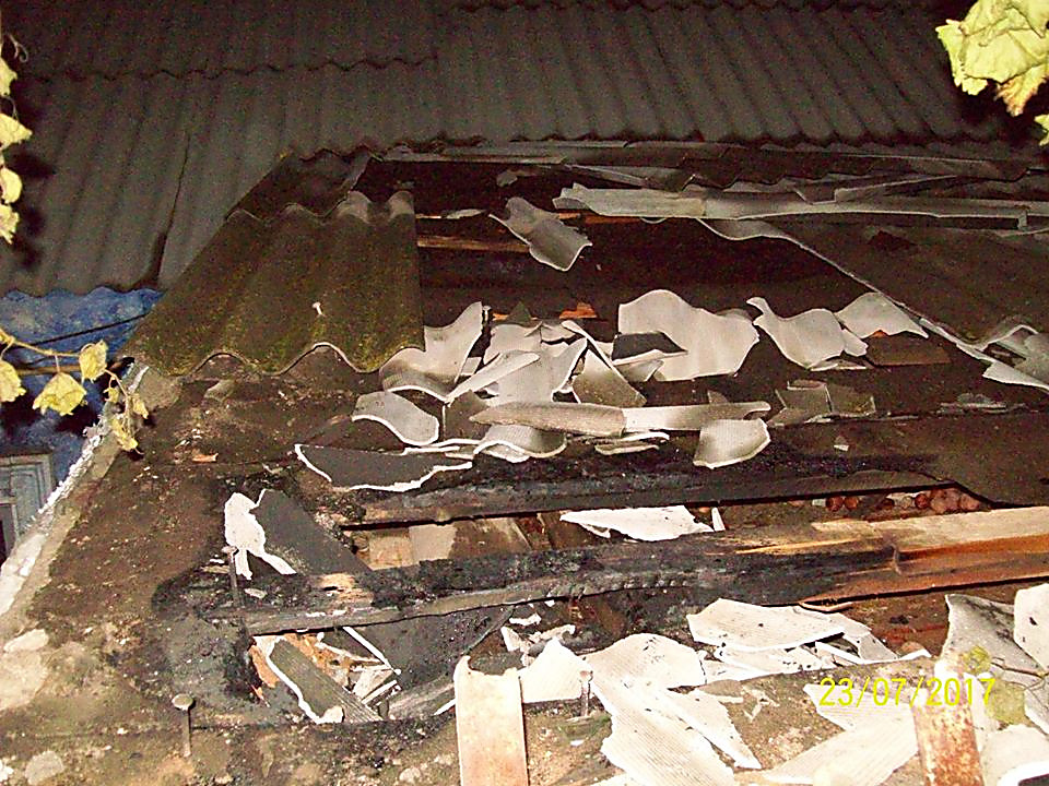 Пожар повредил крышу дома активистки