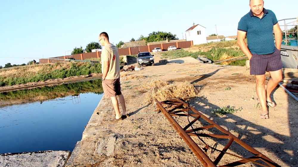 Виталий Савчук (справа) был не очень рад увидеть нас на причале