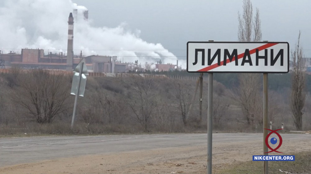 Село  от завода отделяет полкилометра