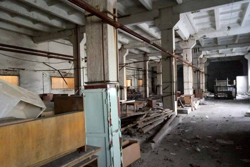 В бывшем заводском цеху уже проведены два субботника, в каждом из которых участвовало около 70-ти херсонцев. фото из соцсети Facebook