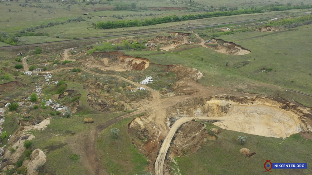 Сеть незаконных карьеров вблизи Терновки, которые в промышленных масштабах эксплуатировались до 2014 года