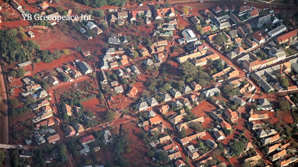 Венгерский поселок, затопленный красным шламом