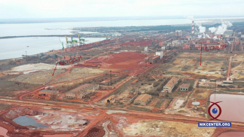 Справа стрелкой показано место, где роют пруд-накопитель; слева - где складывают землю с отходами