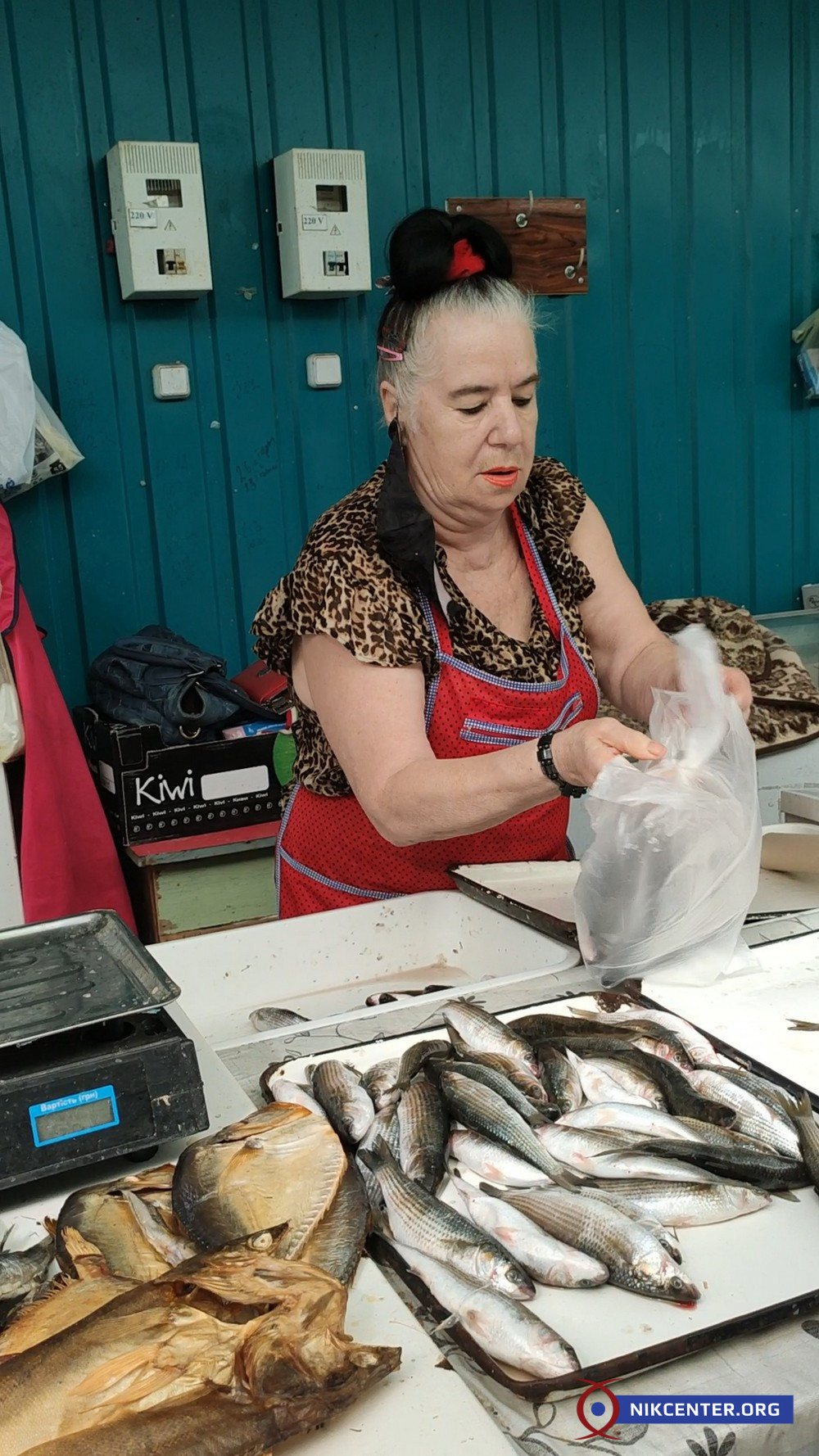 На очаковском рынке в нерест свободно продается рыба сингиль семейства кефалевых