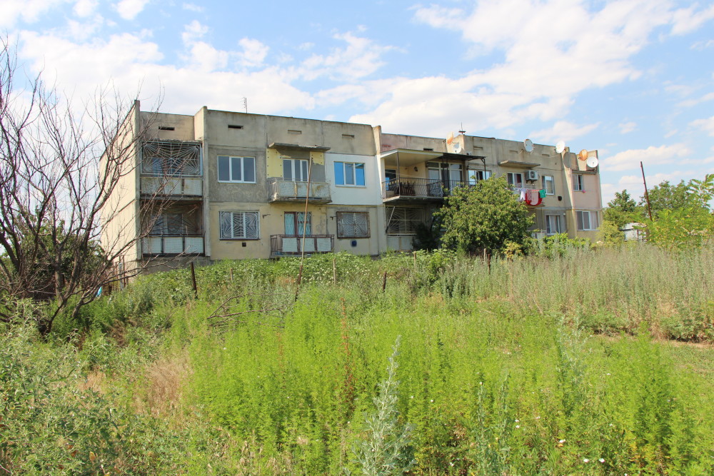 Сусідня з ділянкою Анатолія багатоповерхівка теж стоїть неподалік від урвища