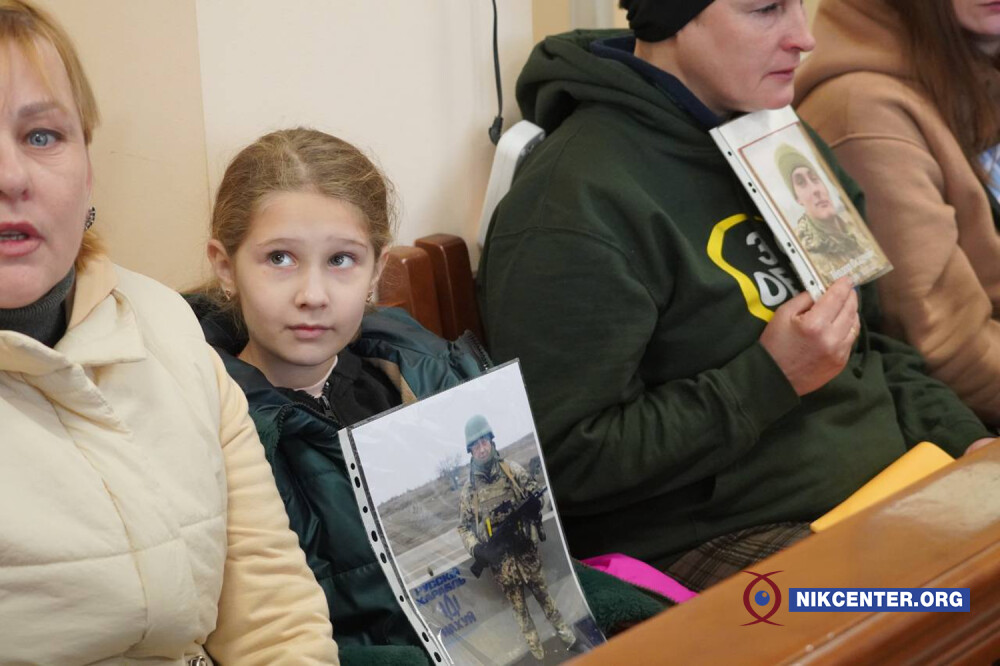 Родичі військових, які загинули внаслідок ворожого удару по казармі в Миколаєві 