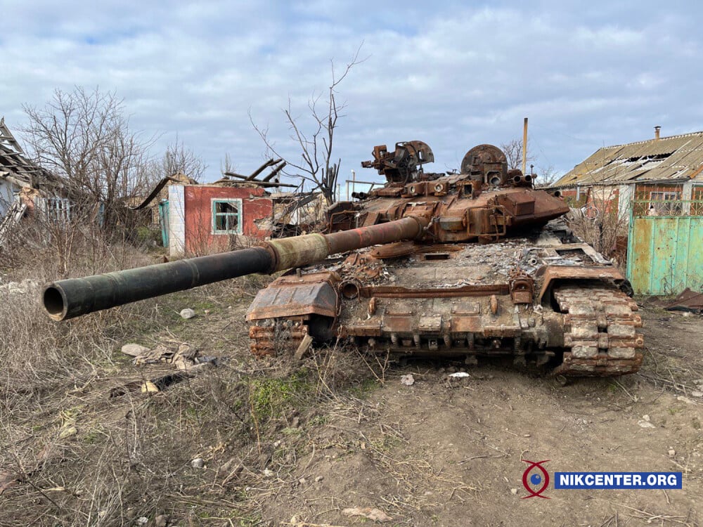 Розбита військова техніка на вулицях Олександрівки