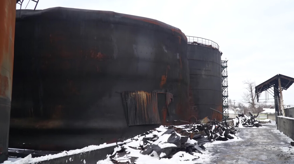 Знищені російськими атаками резервуари для олії в Миколаєві
