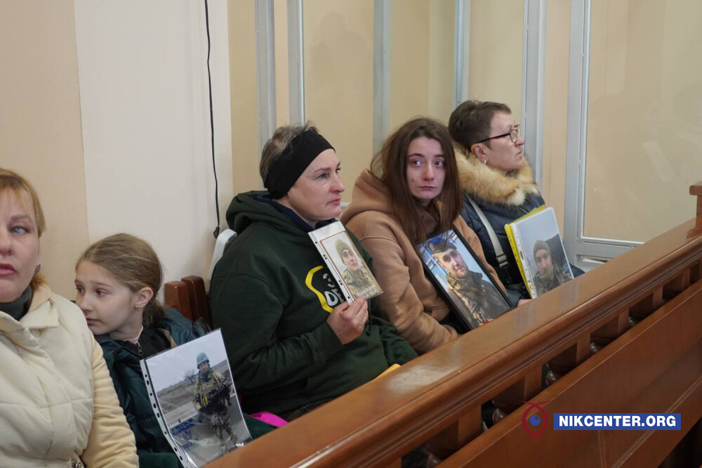 Родичі військових, які загинули внаслідок ворожого удару по казармі в Миколаєві 