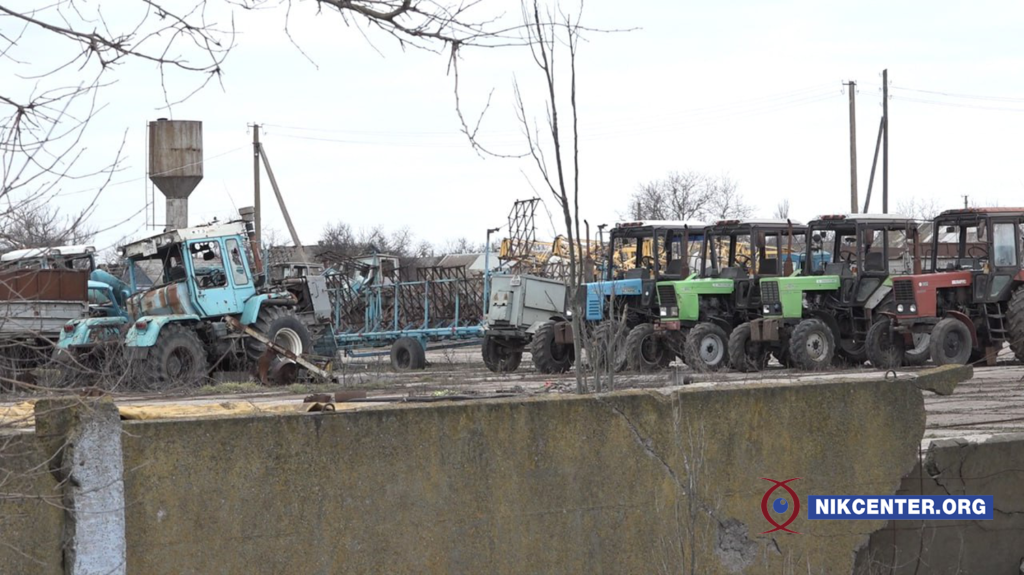 Сельскохозяйственная техника и склады в Правдино, которые охраняли люди, убитые захватчиками. Фото: Никцентр