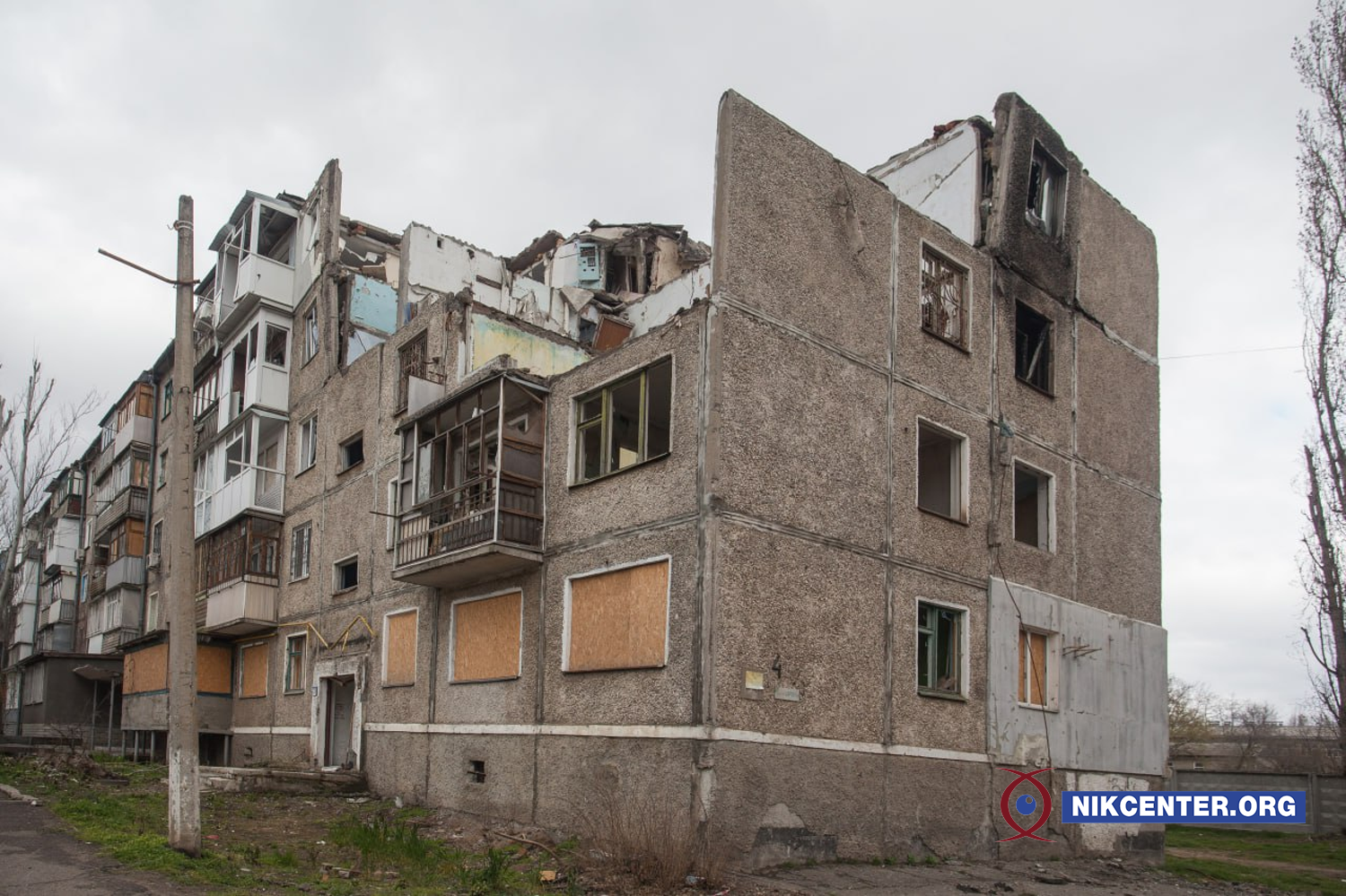 Разрушенная вражеским обстрелом многоэтажка в Николаеве