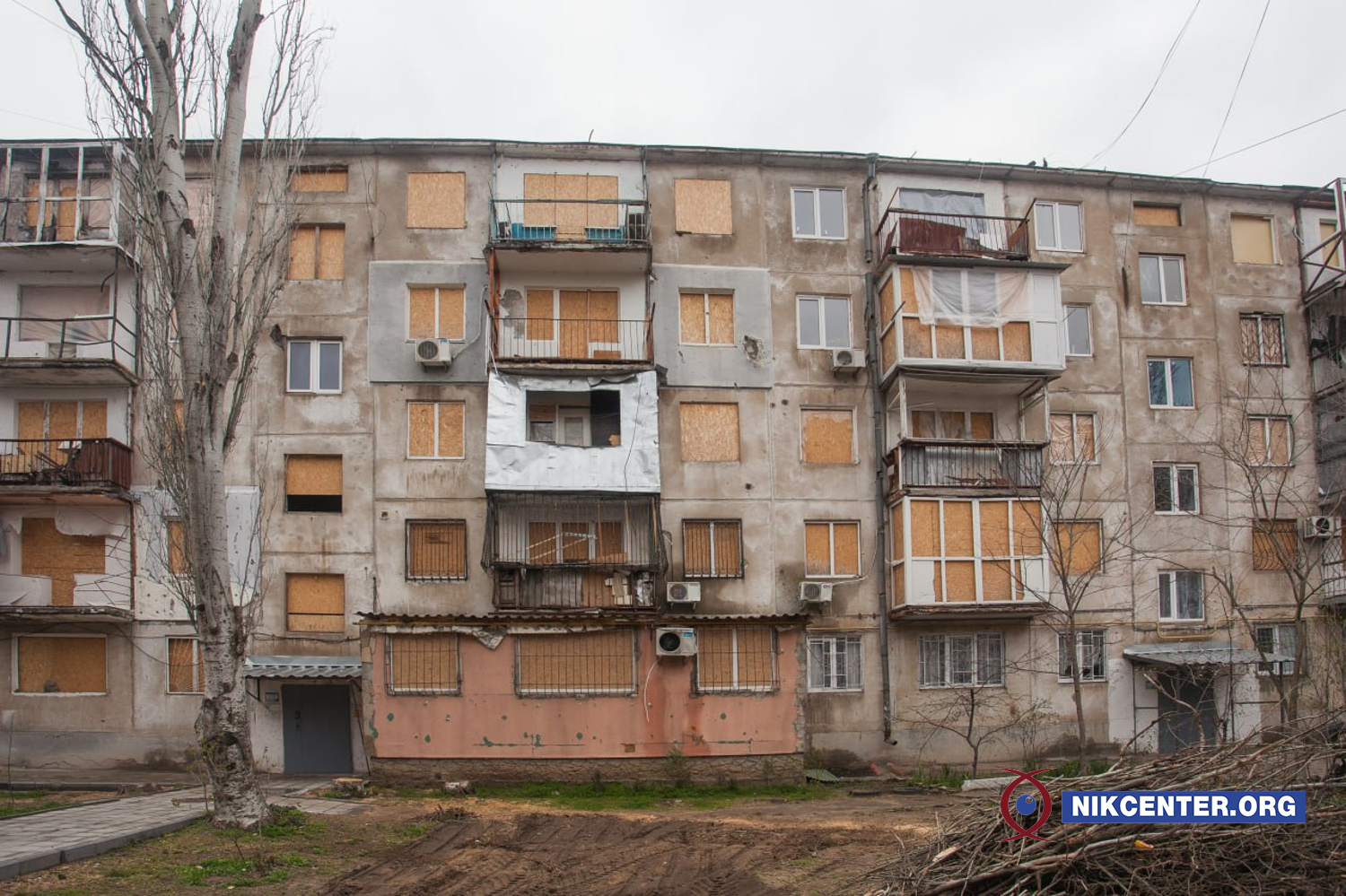 Взрывные волны повредили окна и двери во многих высотках Николаева