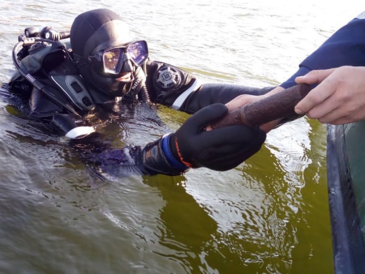 Глава Николаевской областной парторганизации "Батькивщина" Михаил Соколов (первый слева) и Тимур Глушко (в центре).